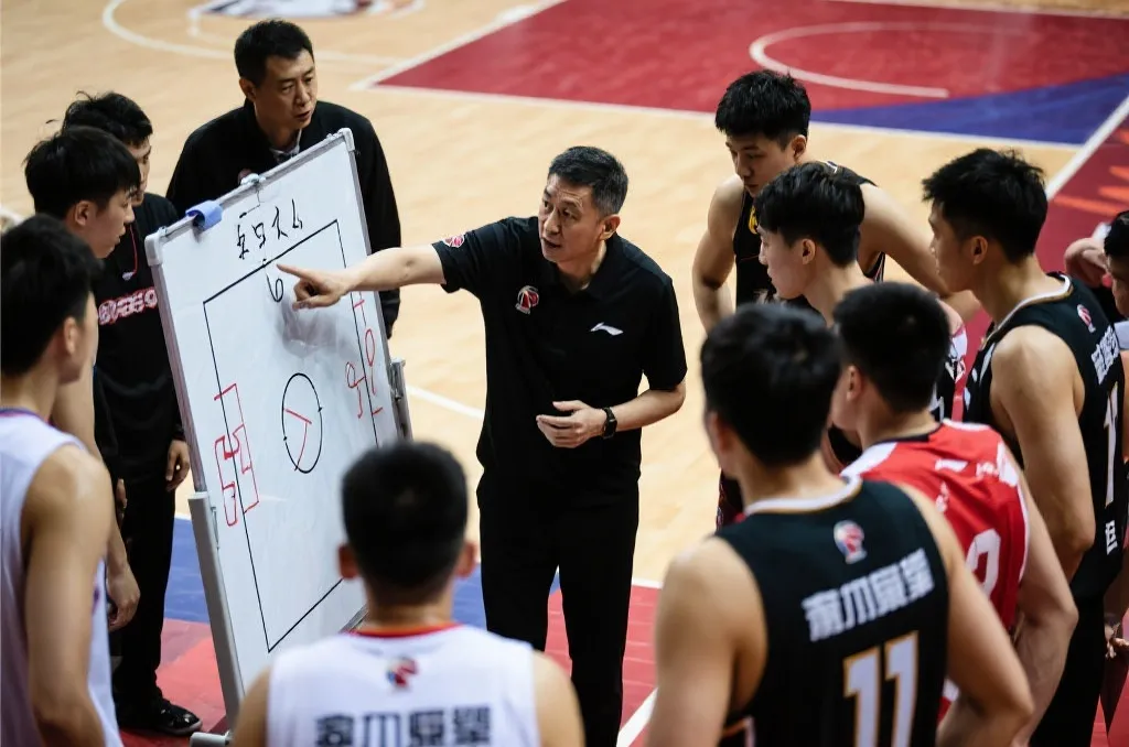墨西哥主帅在场边指挥,战术板与球员讨论